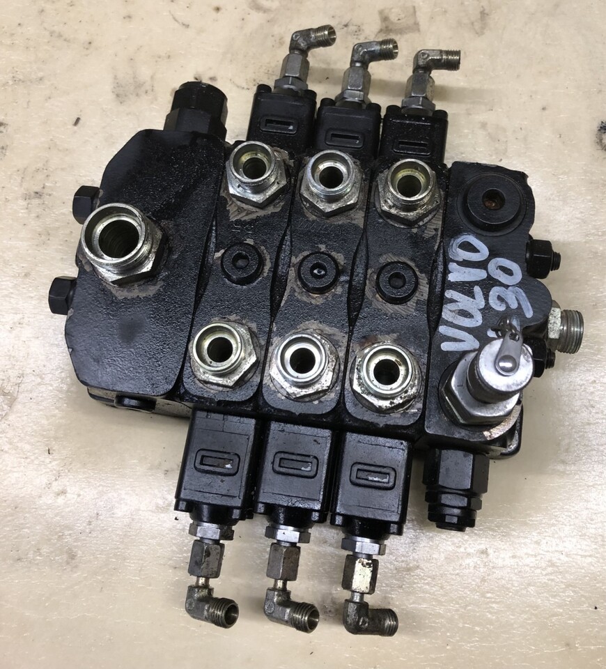 Rozdzielacz ładowarki Volvo L30 - Гидравлический клапан для Фронтальных погрузчиков: фото 1 Rozdzielacz ładowarki Volvo L30 - Гидравлический клапан для Фронтальных погрузчиков: фото 1