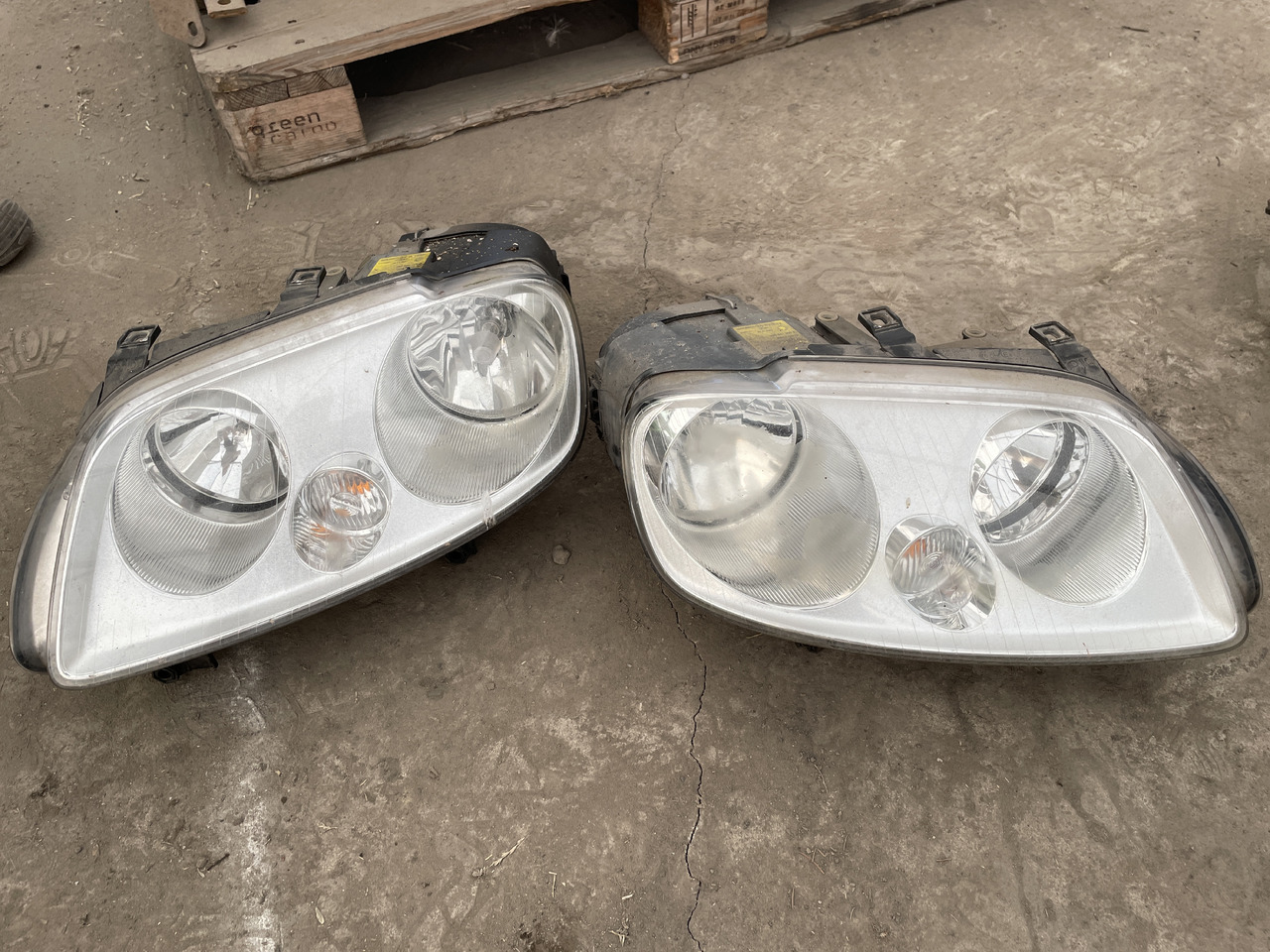 VW Caddy 2007r. - lampa reflektor przód - Передняя фара для Фургонов: фото 1 VW Caddy 2007r. - lampa reflektor przód - Передняя фара для Фургонов: фото 1