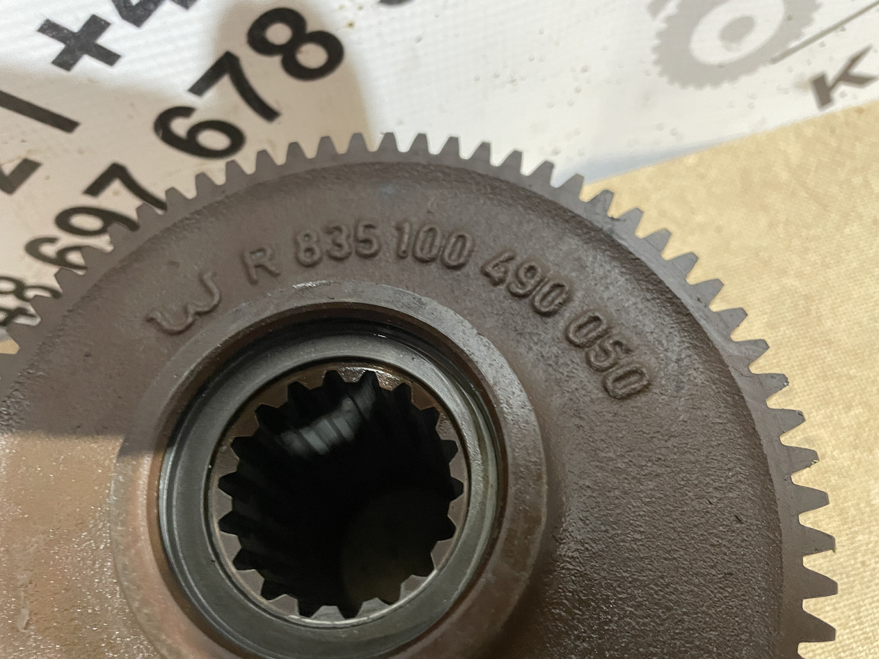 Valtra S354 Massey 8480 - skrzynia biegów - koło zębate pompy oleju R835100490030 - Коробка передач для Сельскохозяйственной техники: фото 1