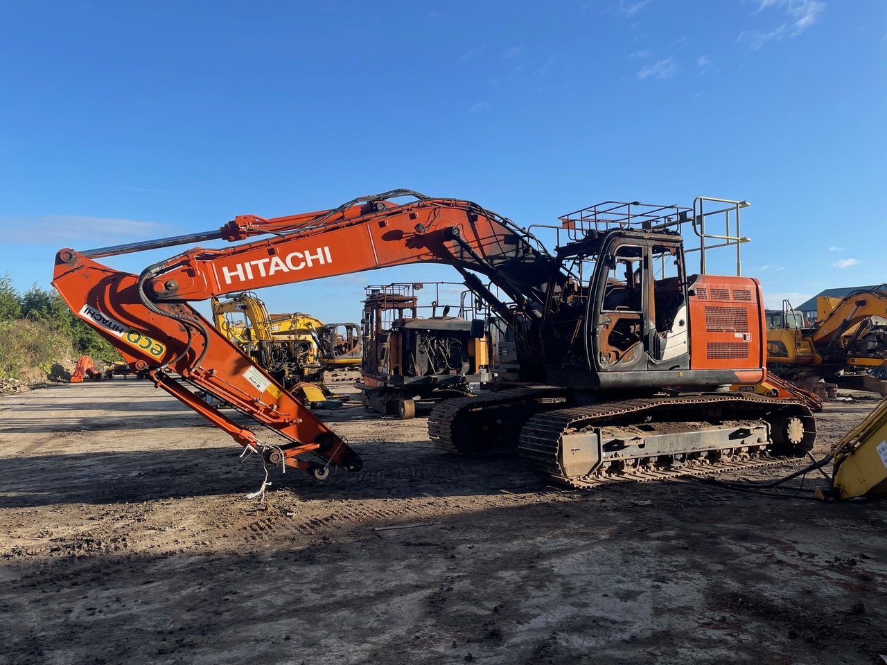 HITACHI ZX225USLC-6 - Гусеничный экскаватор: фото 1 HITACHI ZX225USLC-6 - Гусеничный экскаватор: фото 1