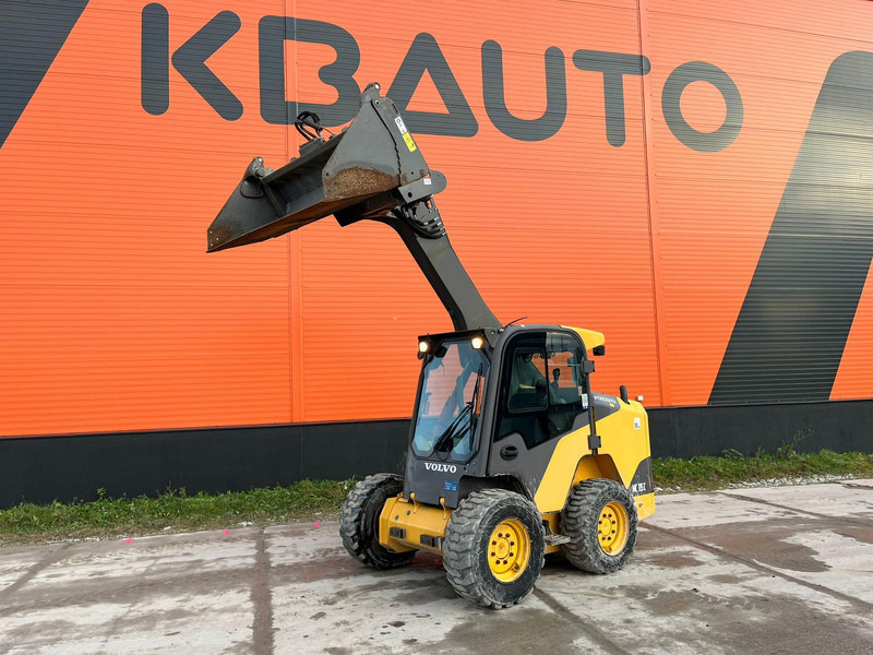 Volvo MC 115 C 4x4 ONLY 384 HOURS ! OPTIONAL ASPHALT CUTTER & BRUSH - Колёсный погрузчик: фото 1 Volvo MC 115 C 4x4 ONLY 384 HOURS ! OPTIONAL ASPHALT CUTTER & BRUSH - Колёсный погрузчик: фото 1