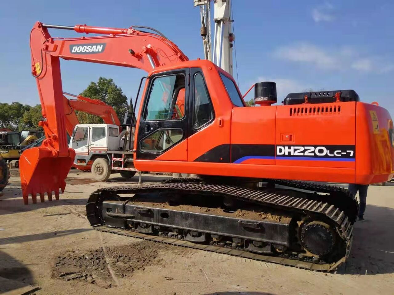 DOOSAN DH220Lc - Гусеничный экскаватор: фото 1 DOOSAN DH220Lc - Гусеничный экскаватор: фото 1