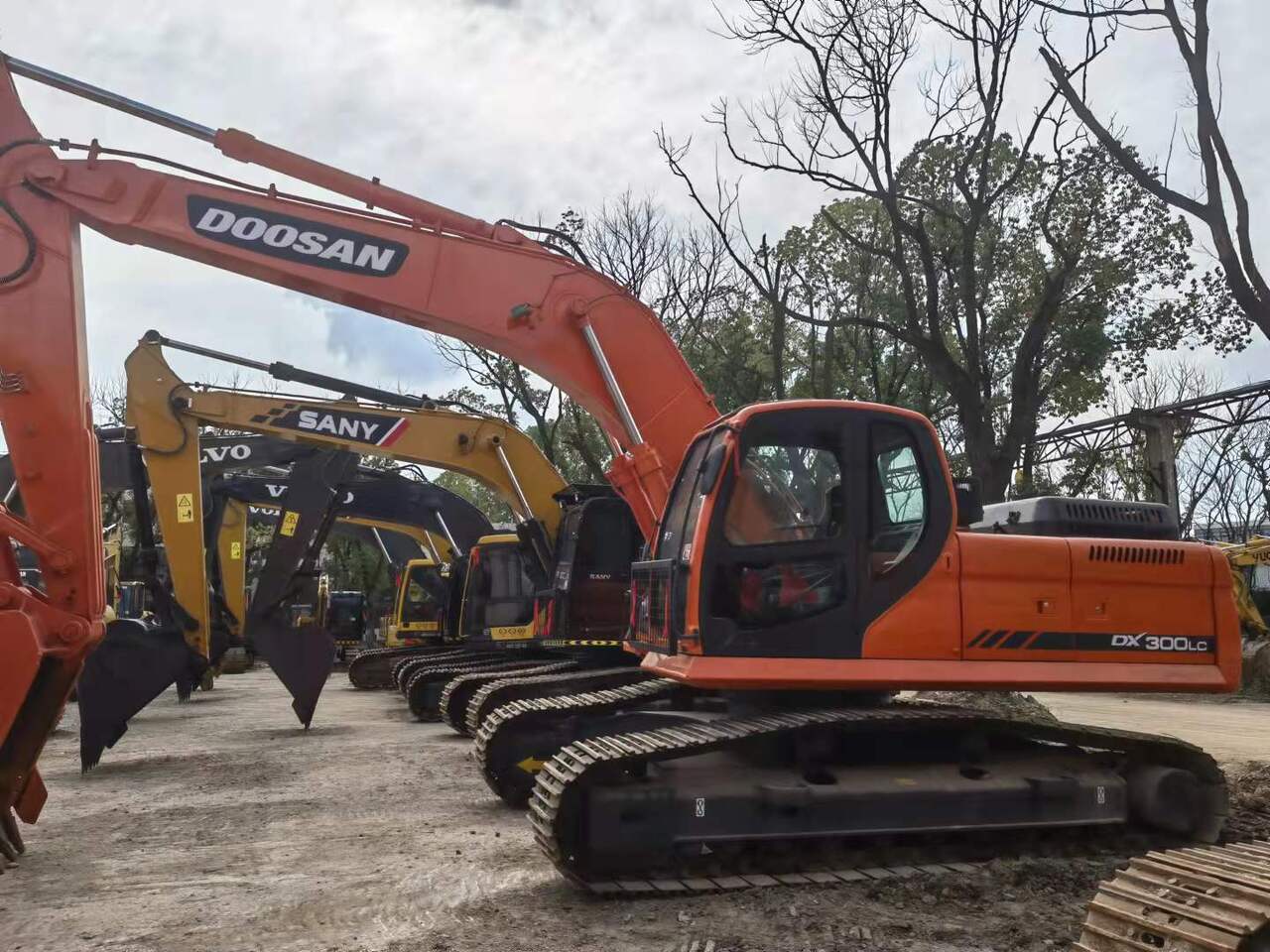 DOOSAN DX300 - Гусеничный экскаватор: фото 1 DOOSAN DX300 - Гусеничный экскаватор: фото 1