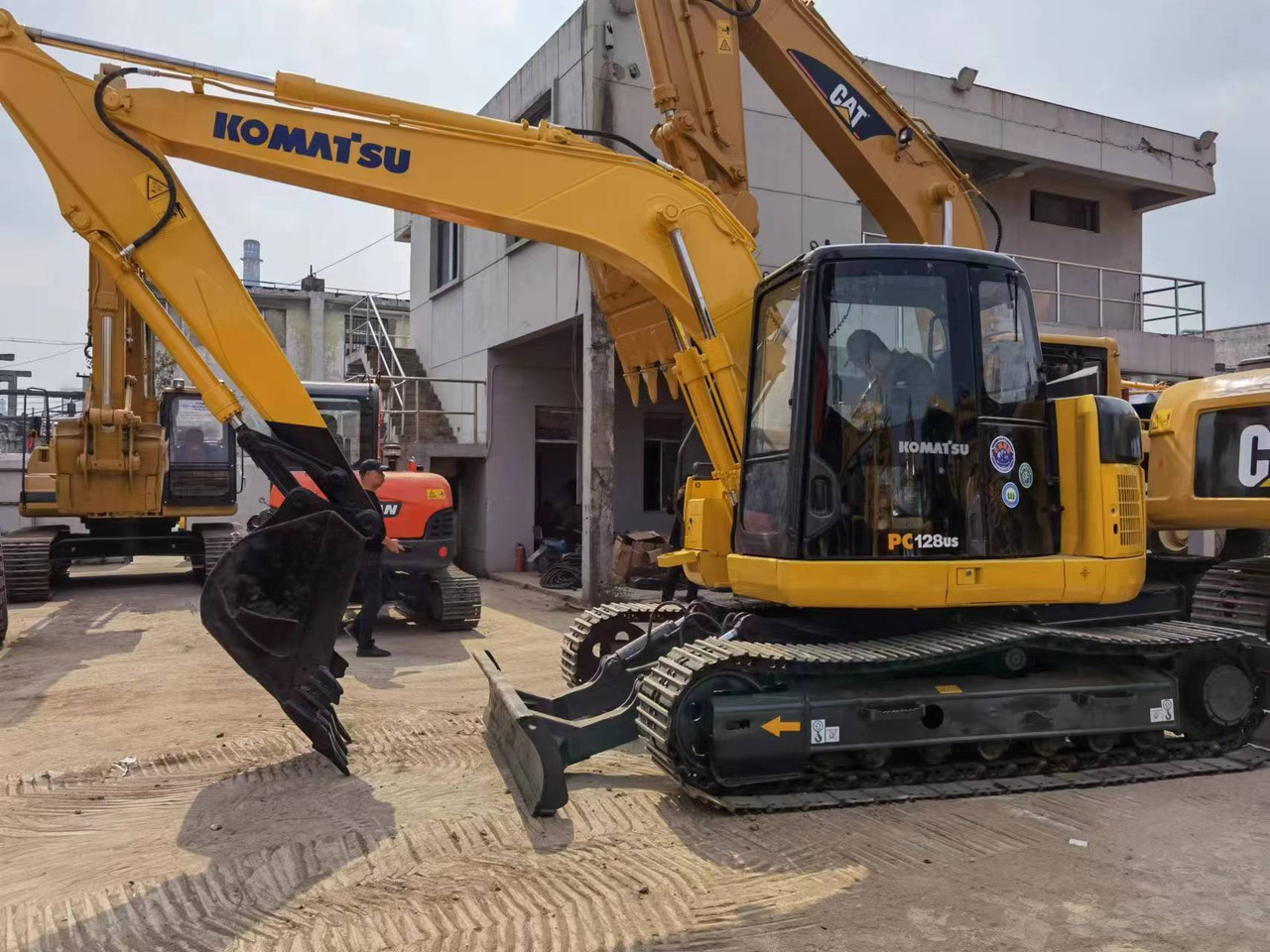 KOMATSU PC128 - Гусеничный экскаватор: фото 2 KOMATSU PC128 - Гусеничный экскаватор: фото 2