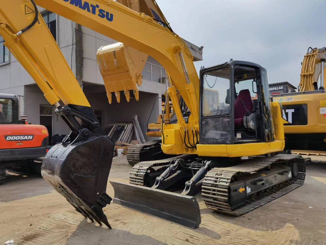 KOMATSU PC128 - Гусеничный экскаватор: фото 3 KOMATSU PC128 - Гусеничный экскаватор: фото 3