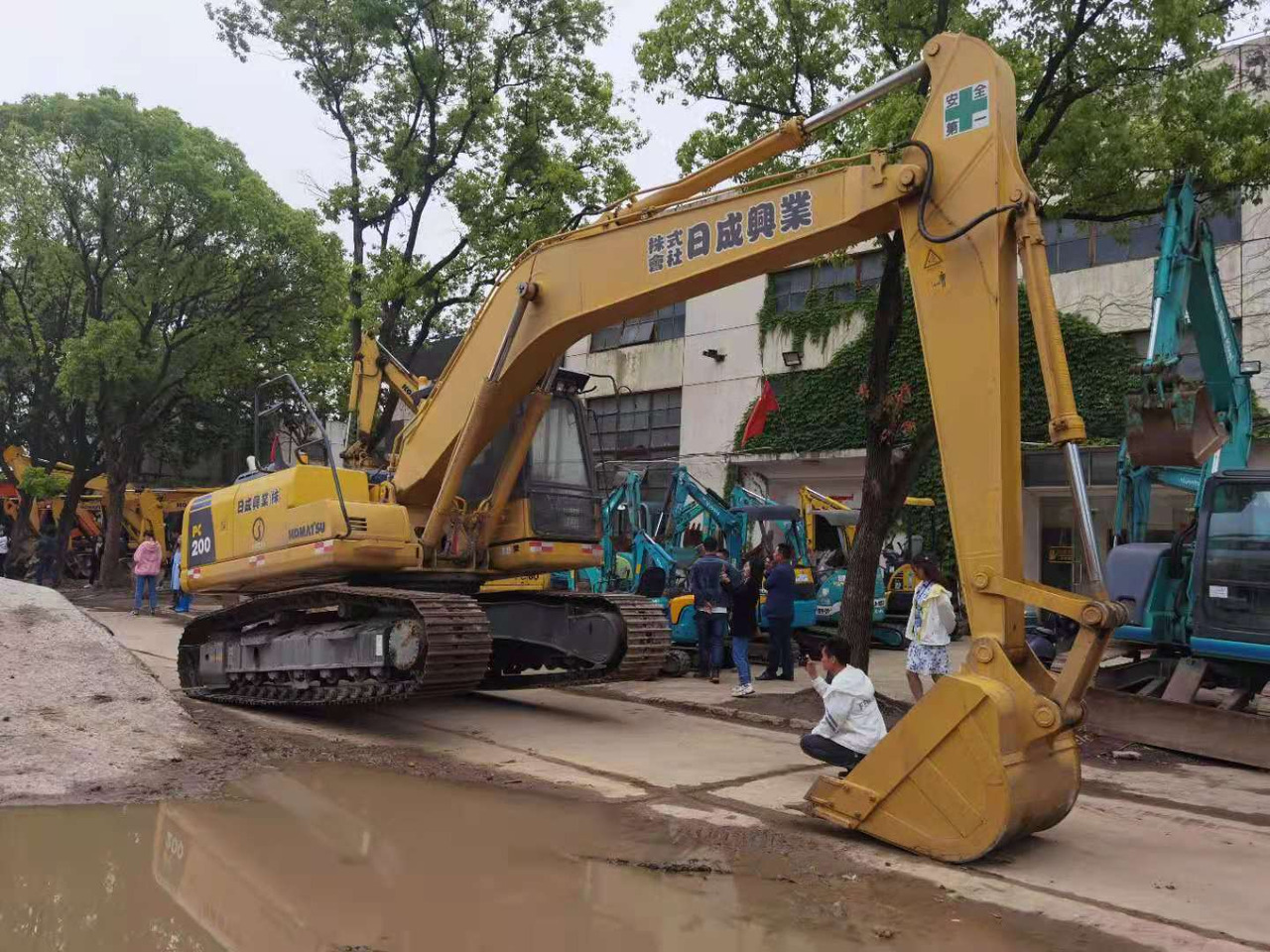 KOMATSU PC200-8 - Гусеничный экскаватор: фото 1 KOMATSU PC200-8 - Гусеничный экскаватор: фото 1