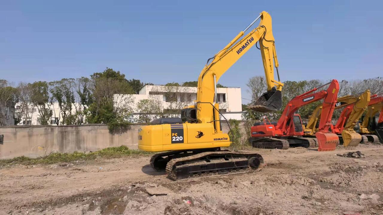 KOMATSU PC220-7 - Гусеничный экскаватор: фото 4 KOMATSU PC220-7 - Гусеничный экскаватор: фото 4