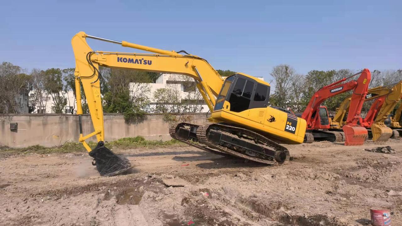 KOMATSU PC220-7 - Гусеничный экскаватор: фото 1 KOMATSU PC220-7 - Гусеничный экскаватор: фото 1