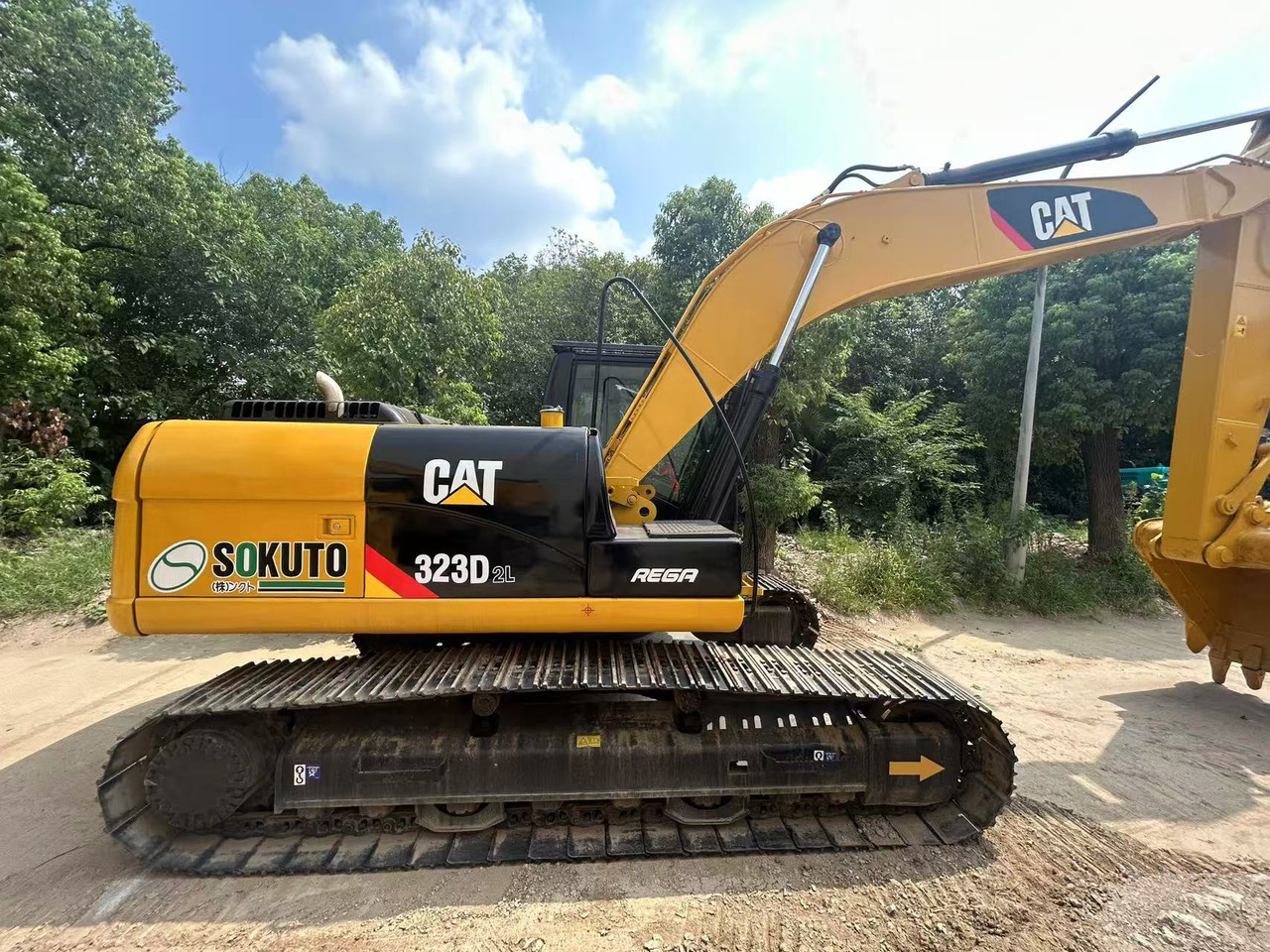 CATERPILLAR 323D - Строительная техника: фото 1