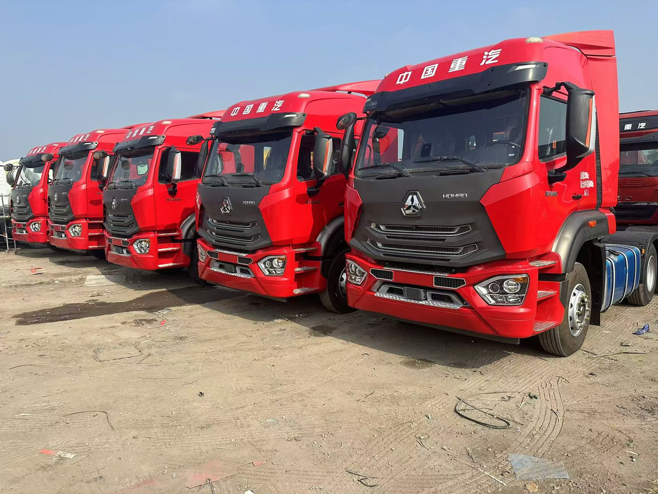SINOTRUK HOHAN 4X2 - Тягач: фото 1 SINOTRUK HOHAN 4X2 - Тягач: фото 1