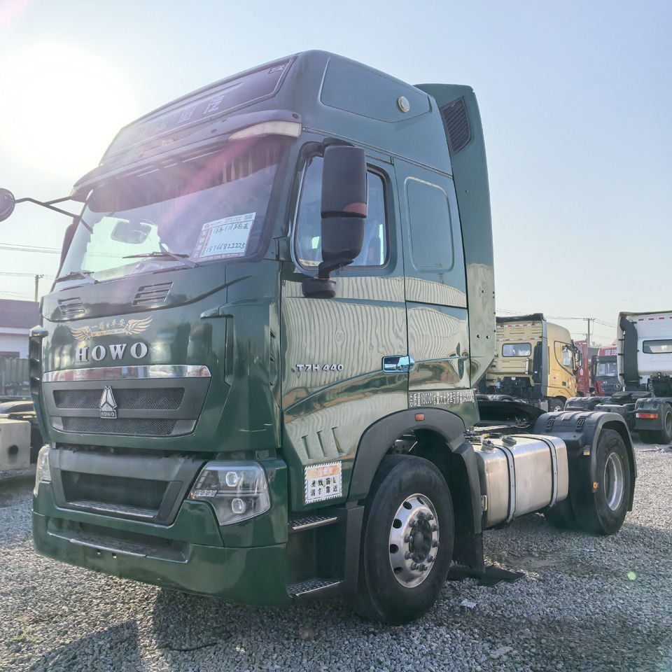 SINOTRUK Howo T7H 440 4x2 - Тягач: фото 1