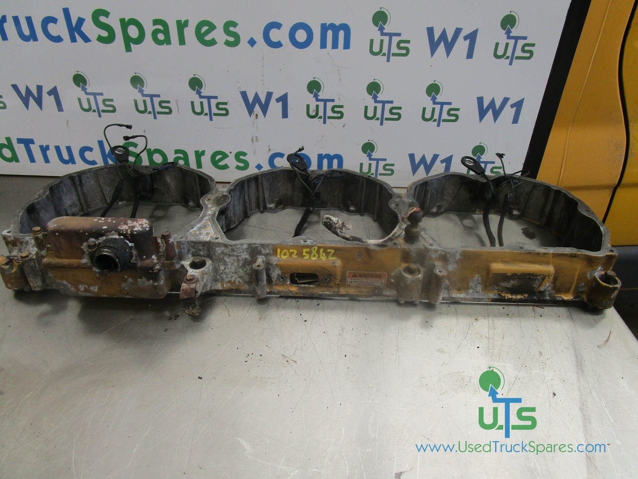 CAT C10 / C12 ROCKER HOUSING COMPLETE WITH INJECTOR HARNESS - Двигатель и запчасти для Грузовиков: фото 1