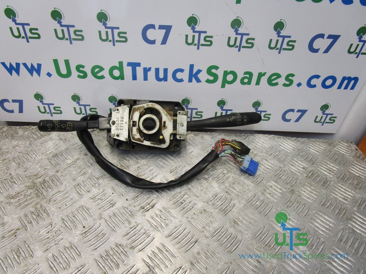 ISUZU NQR WIPER / HEADLIGHT / INDICATOR STALK - Кабина и интерьер для Грузовиков: фото 1 ISUZU NQR WIPER / HEADLIGHT / INDICATOR STALK - Кабина и интерьер для Грузовиков: фото 1