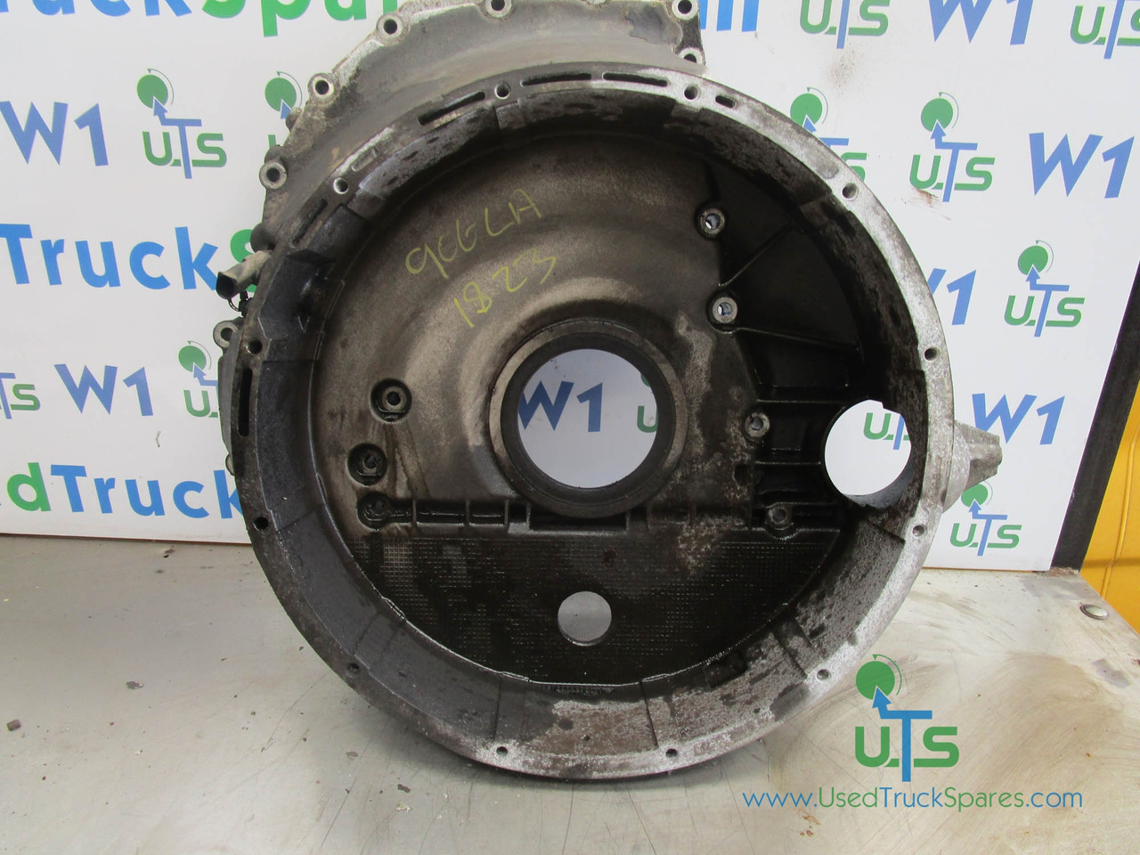MERCEDES 1323/1823/2528 OM906 FLYWHEEL BELLHOUSING - Маховик для Грузовиков: фото 1