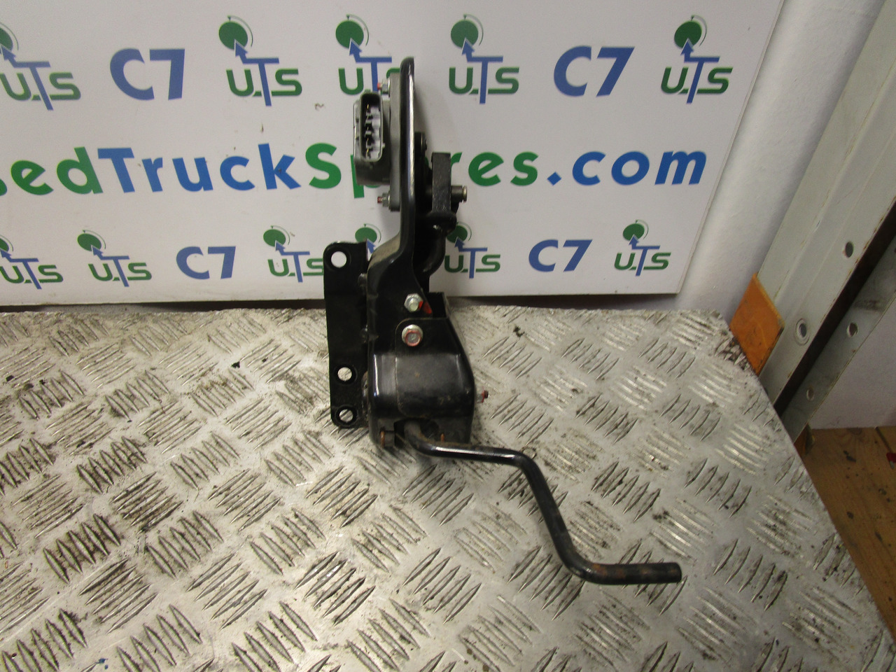 MITSUBISHI FUSO THROTTLE PEDAL UNIT COMPLETE INCLUDING SENSOR MK386457 - Кабина и интерьер для Грузовиков: фото 1 MITSUBISHI FUSO THROTTLE PEDAL UNIT COMPLETE INCLUDING SENSOR MK386457 - Кабина и интерьер для Грузовиков: фото 1