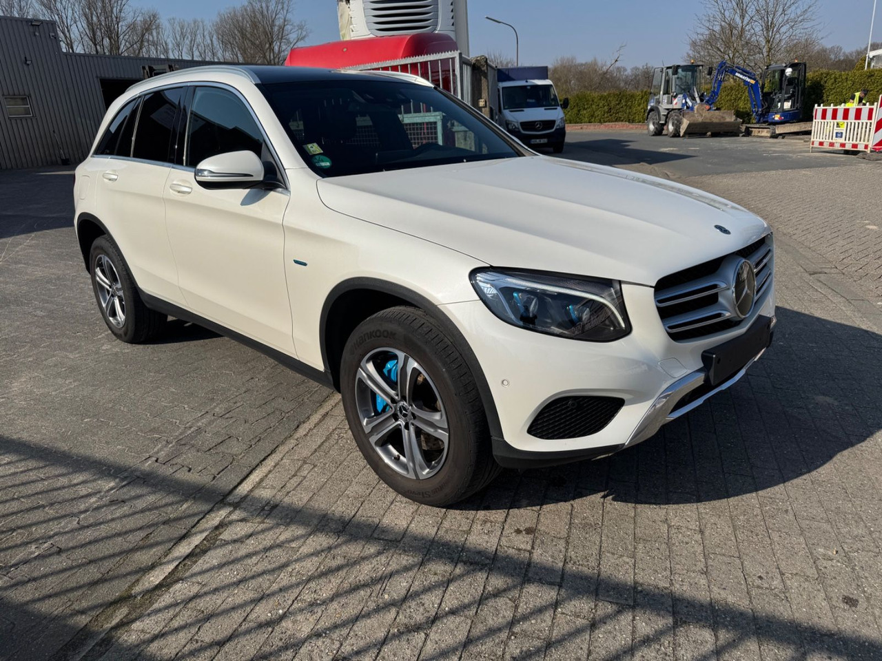 Mercedes-Benz GLC 350 e 4Matic OFF-ROAD LEDER / PANO / AHK / - Легковой автомобиль: фото 1 Mercedes-Benz GLC 350 e 4Matic OFF-ROAD LEDER / PANO / AHK / - Легковой автомобиль: фото 1