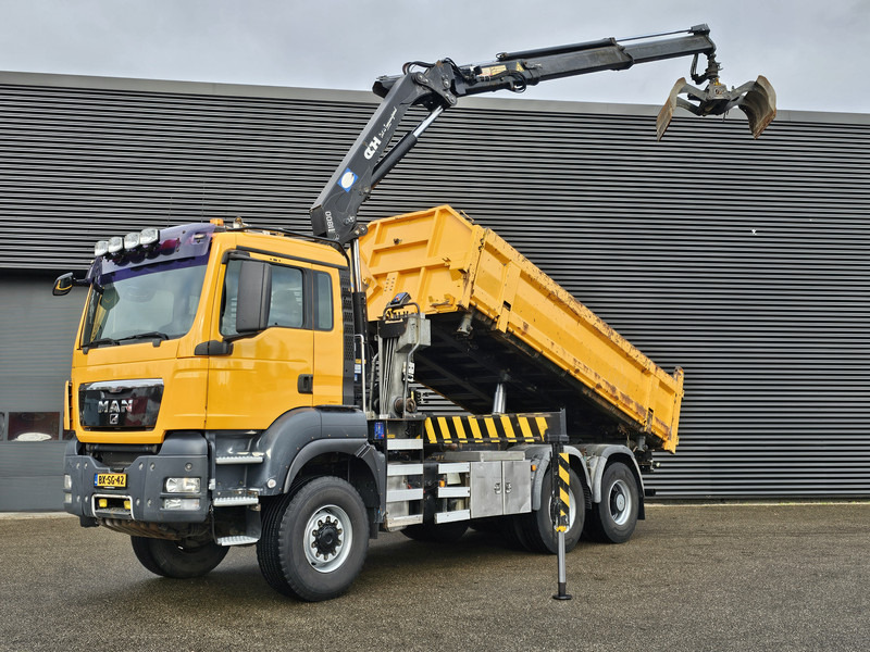 MAN TGS 26.360 6X6 BB / HMF CRANE / 2 SIDE TIPPER - Самосвал, Автоманипулятор: фото 1 MAN TGS 26.360 6X6 BB / HMF CRANE / 2 SIDE TIPPER - Самосвал, Автоманипулятор: фото 1