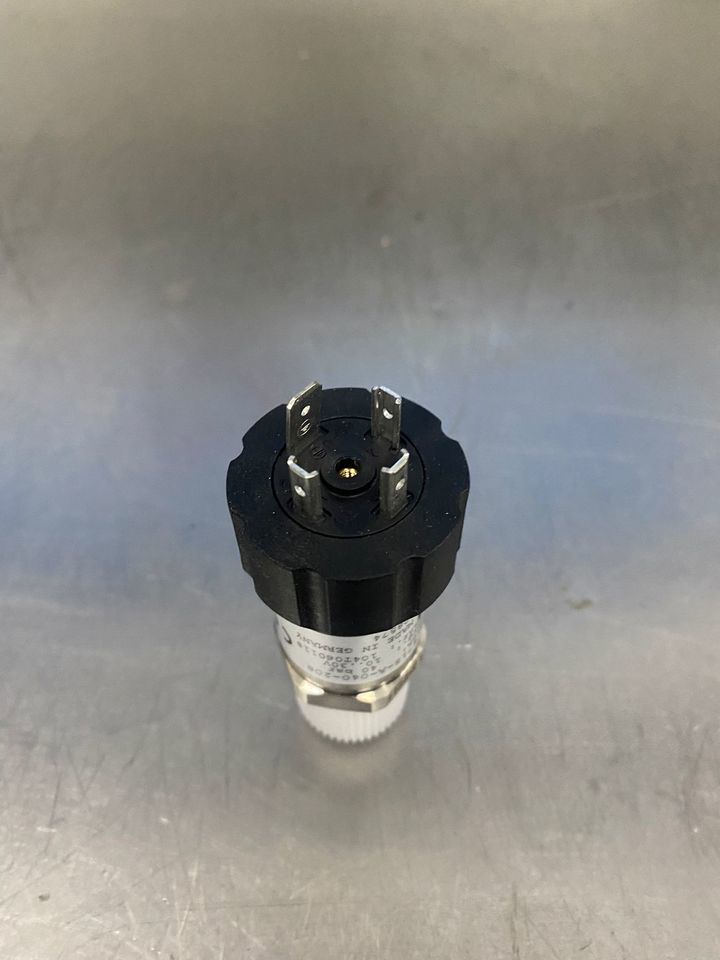 BAUER HDA 4715-A-040-208 908574 104T060118 - Сенсор для Строительной техники: фото 1 BAUER HDA 4715-A-040-208 908574 104T060118 - Сенсор для Строительной техники: фото 1