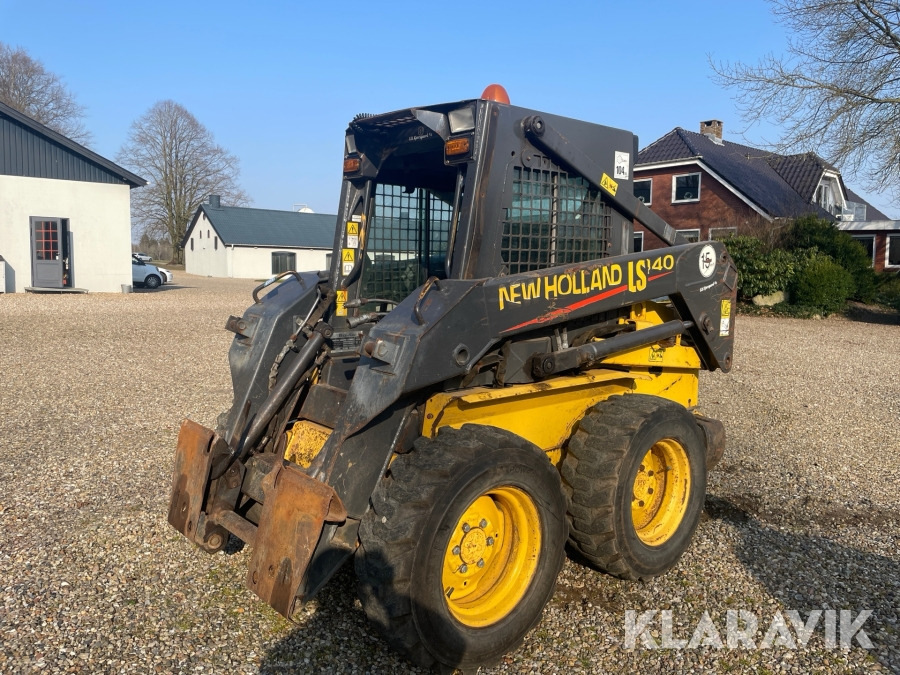 Minilæsser New Holland LS140 Super Boom med skovlpakke - Строительная техника: фото 1 Minilæsser New Holland LS140 Super Boom med skovlpakke - Строительная техника: фото 1