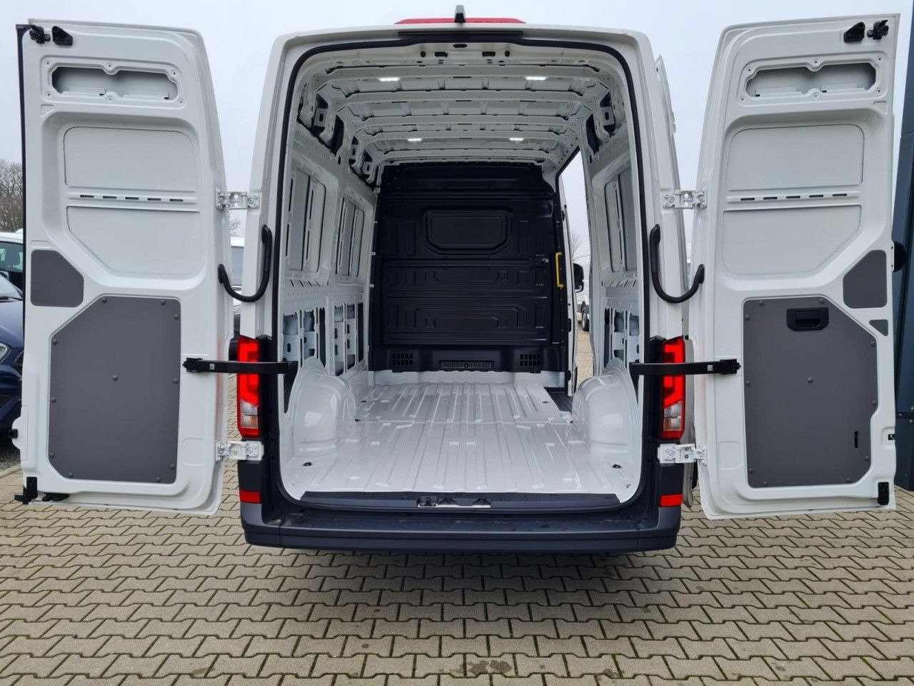 Volkswagen Crafter 35 Kasten MR hoch KLIMA KAMERA NAVI/APP - Цельнометаллический фургон: фото 5 Volkswagen Crafter 35 Kasten MR hoch KLIMA KAMERA NAVI/APP - Цельнометаллический фургон: фото 5