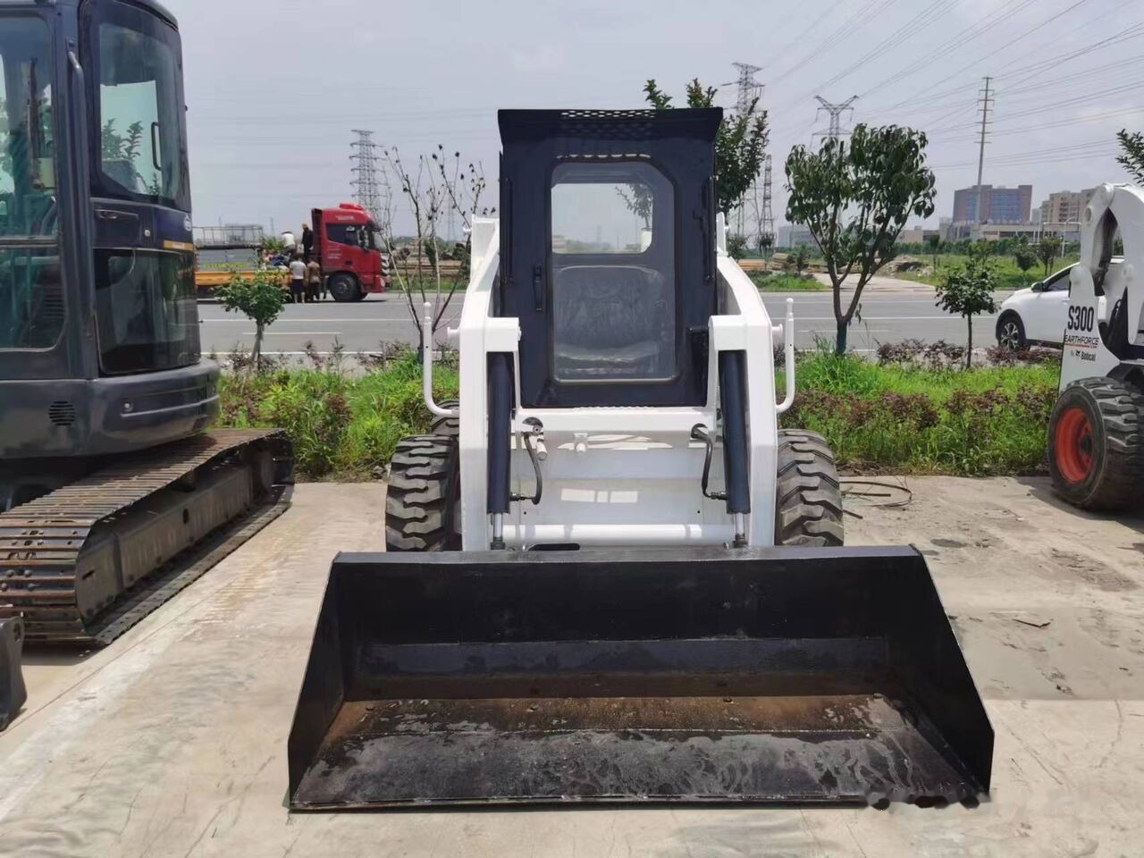 Bobcat S130 - Мини-погрузчик с бортовым поворотом: фото 1 Bobcat S130 - Мини-погрузчик с бортовым поворотом: фото 1