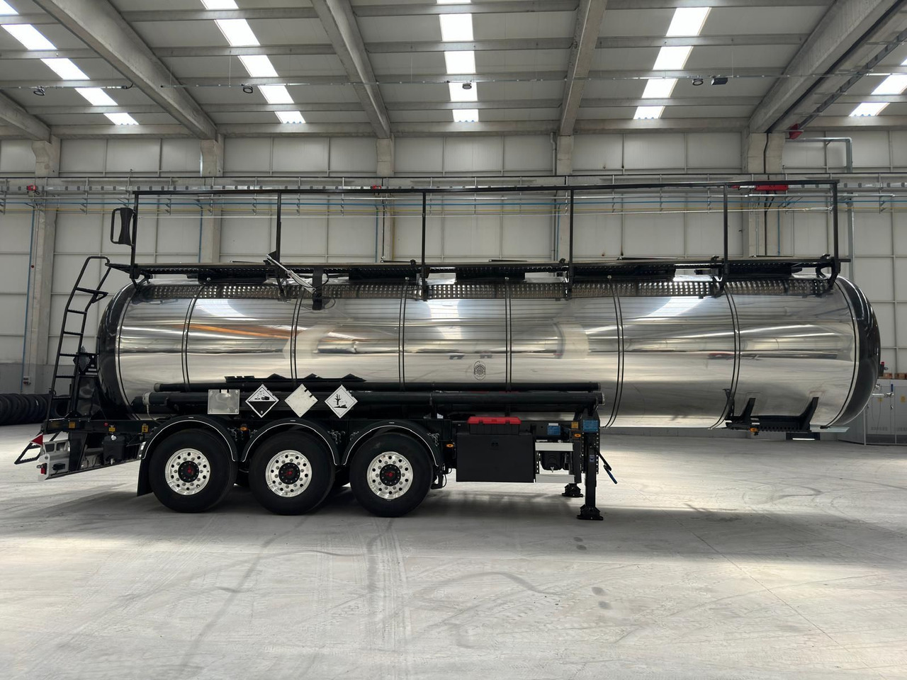 NURSAN Stainless Steel L4BH Tanker - Полуприцеп-цистерна: фото 1 NURSAN Stainless Steel L4BH Tanker - Полуприцеп-цистерна: фото 1