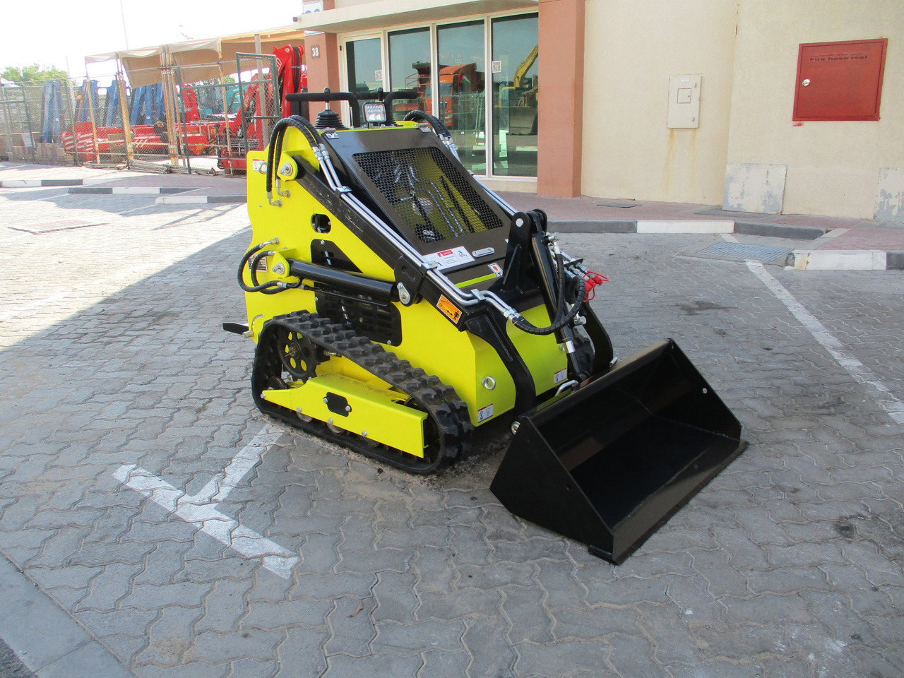 MACHPRO MPS330 Mini Skid Steer - Мини-погрузчик с бортовым поворотом: фото 1 MACHPRO MPS330 Mini Skid Steer - Мини-погрузчик с бортовым поворотом: фото 1
