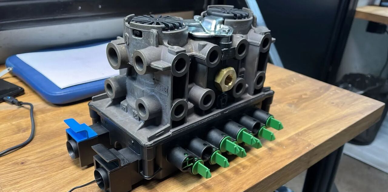 Nowy Zawór Haldex Modulator EBS EB+ GEN3 4S/2M 5AUX 823008001 St 823008001 - Тормозной клапан для Грузовиков: фото 1