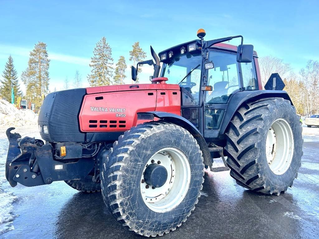 Valtra MYYTY! SOLD! 8450 ETUNOSTOLAITTEELLA - Трактор: фото 1 Valtra MYYTY! SOLD! 8450 ETUNOSTOLAITTEELLA - Трактор: фото 1
