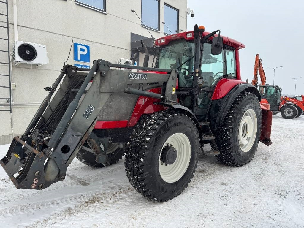 Valtra MYYTY! SOLD! M130 ETUKUORMAAJALLA - Трактор: фото 2 Valtra MYYTY! SOLD! M130 ETUKUORMAAJALLA - Трактор: фото 2