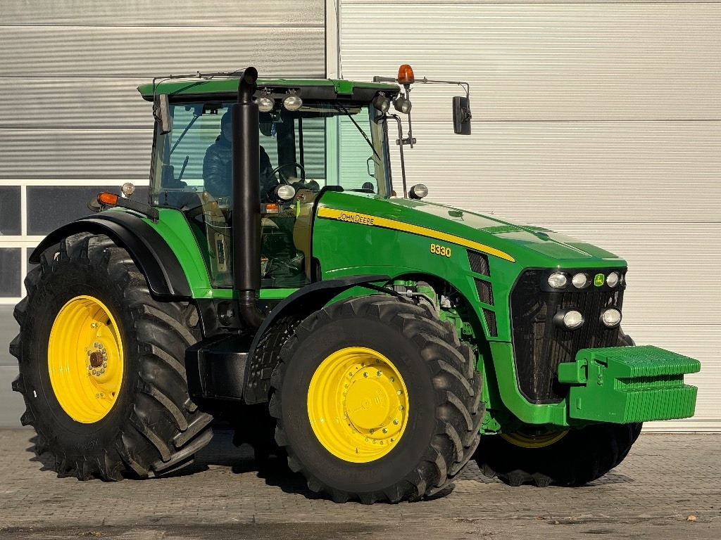 John Deere 8330 AutoPower  - Трактор: фото 1