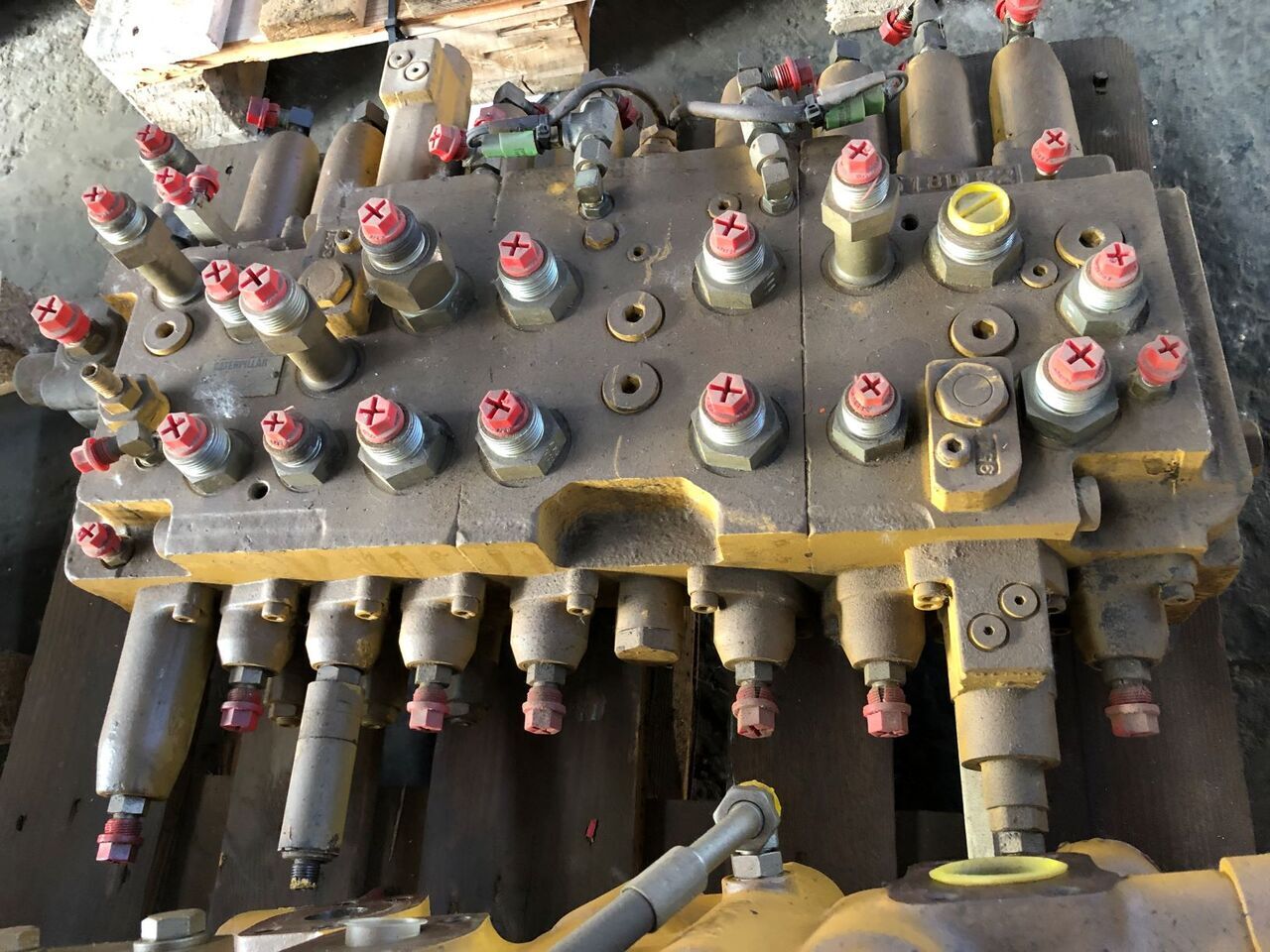 CATERPILLAR 315 - Гидравлический клапан для Гусеничных экскаваторов: фото 1