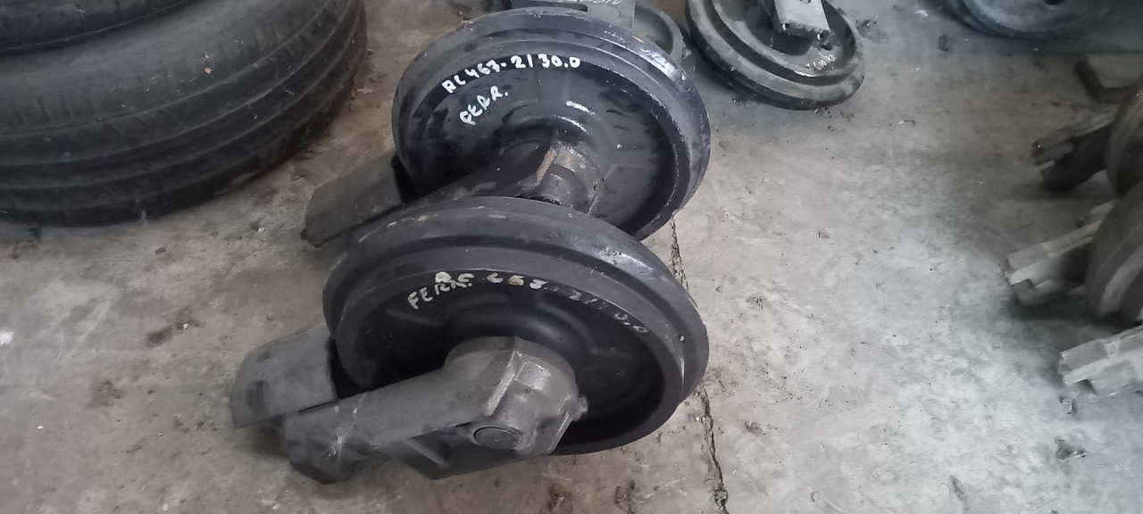 KUBOTA FRONT IDLER RC467-2130.0 - Запчасти ходовой части для Мини-экскаваторов: фото 1