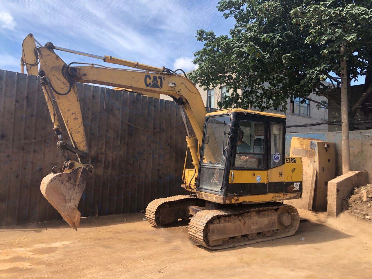 CATERPILLAR E70B, E70 excavator with good price - Гусеничный экскаватор: фото 1 CATERPILLAR E70B, E70 excavator with good price - Гусеничный экскаватор: фото 1