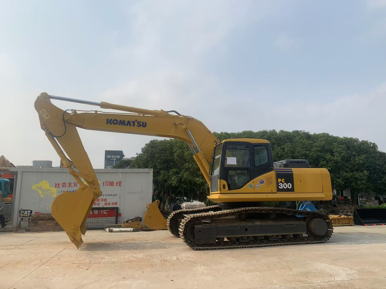 KOMATSU construction excavator Komatsu PC300, PC360 for sale - Гусеничный экскаватор: фото 1 KOMATSU construction excavator Komatsu PC300, PC360 for sale - Гусеничный экскаватор: фото 1
