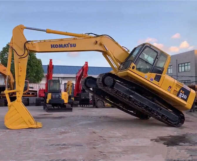 KOMATSU excavator slightly used 22 ton excavator Komatsu PC220LC-8 - Гусеничный экскаватор: фото 1