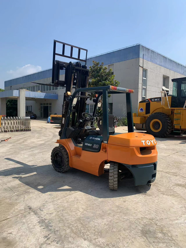 Дизельный погрузчик Toyota 3 ton Forklift FD30 Good Price Used Forklift with Side Shifter: фото 1 Дизельный погрузчик Toyota 3 ton Forklift FD30 Good Price Used Forklift with Side Shifter: фото 1