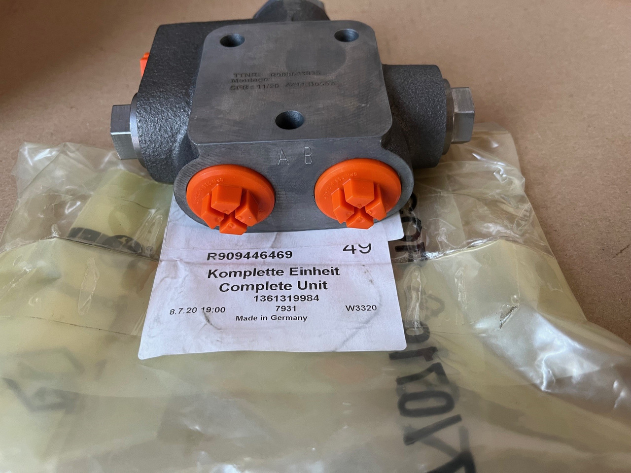 REXROTH R909446469 Flushing & Boost valve - Запчасти для Экскаваторов: фото 1