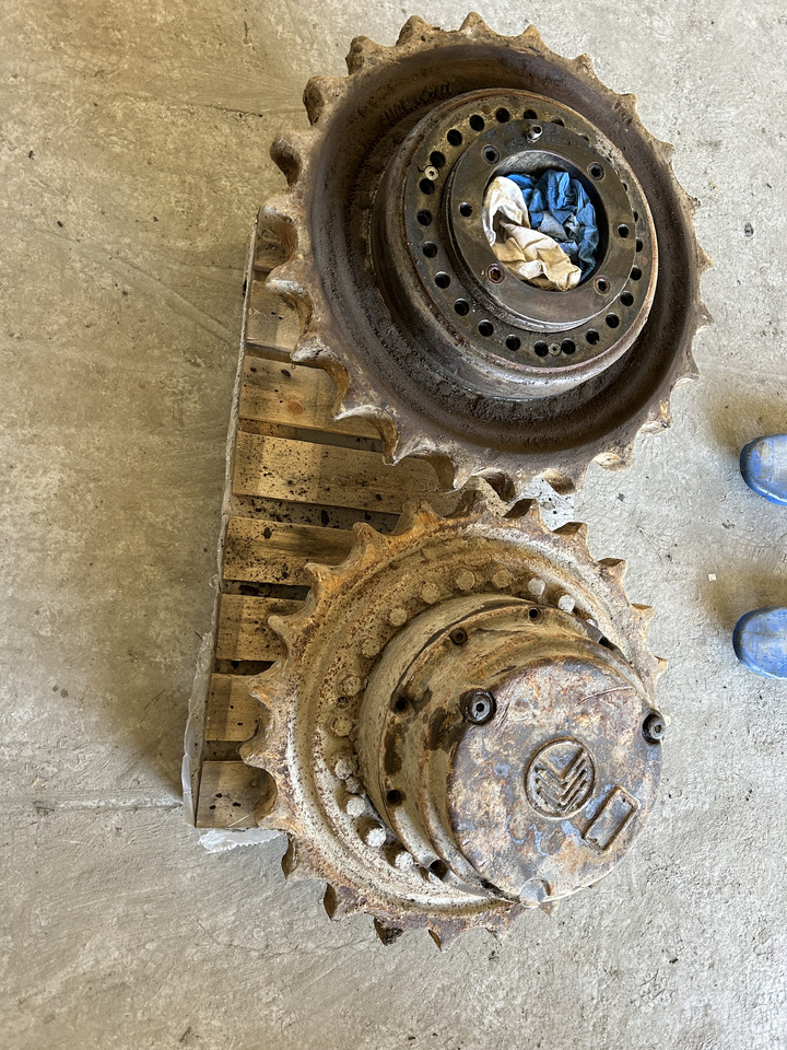 Liebherr R922 - Запчасти ходовой части для Гусеничных экскаваторов: фото 1