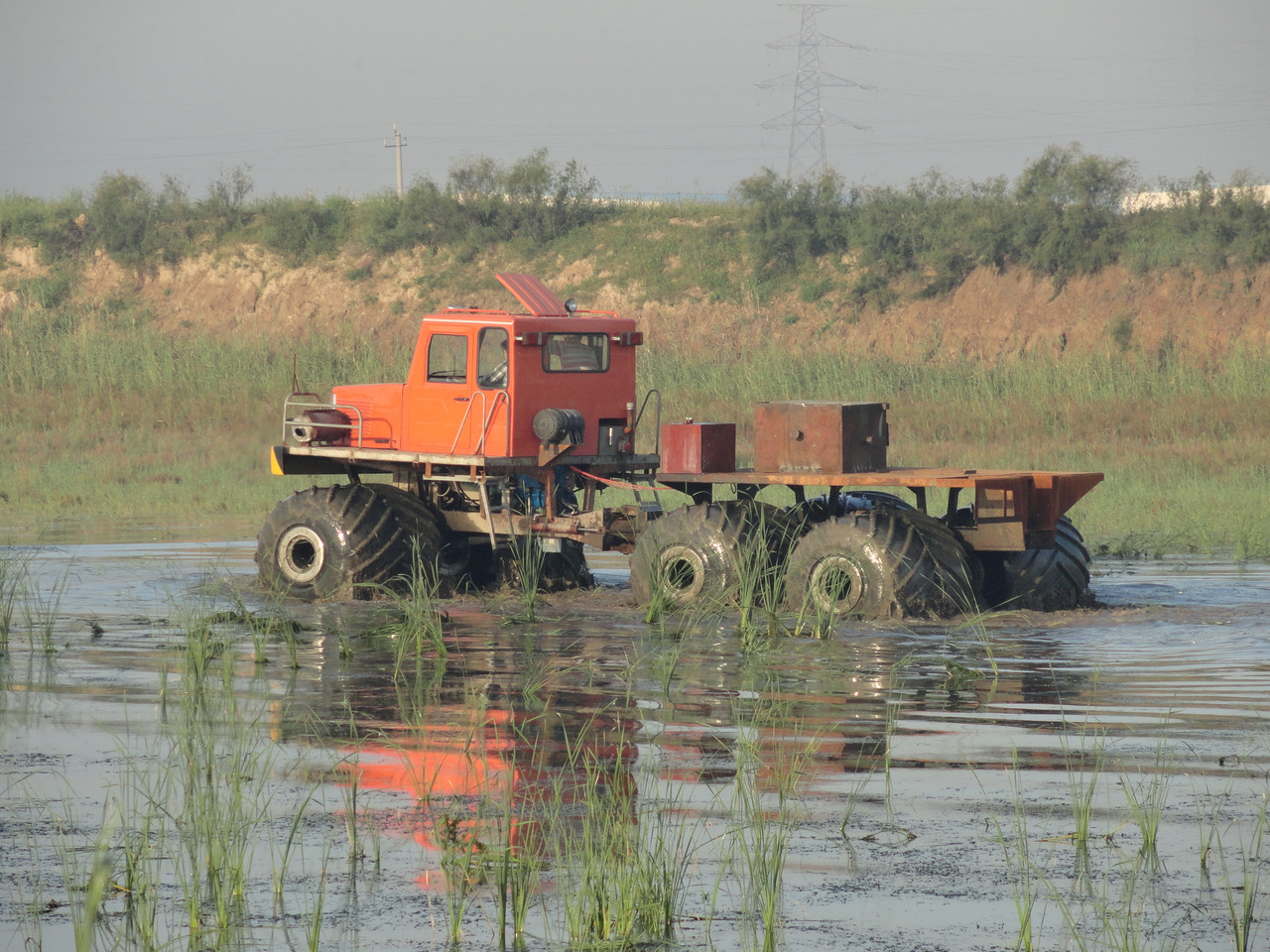 Amphibious truck Swamp truck Used for: swamps, beaches, rivers, wetland material transportation, rescue and oil exploration - Аэродромная техника: фото 1 Amphibious truck Swamp truck Used for: swamps, beaches, rivers, wetland material transportation, rescue and oil exploration - Аэродромная техника: фото 1