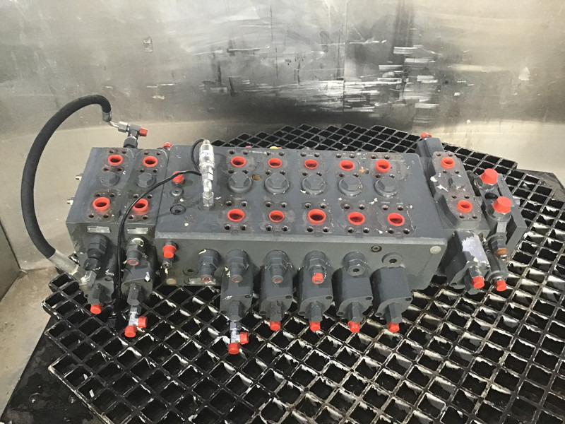 Liebherr - Запчасти: фото 1 Liebherr - Запчасти: фото 1