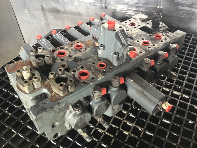 Liebherr - Запчасти: фото 1 Liebherr - Запчасти: фото 1