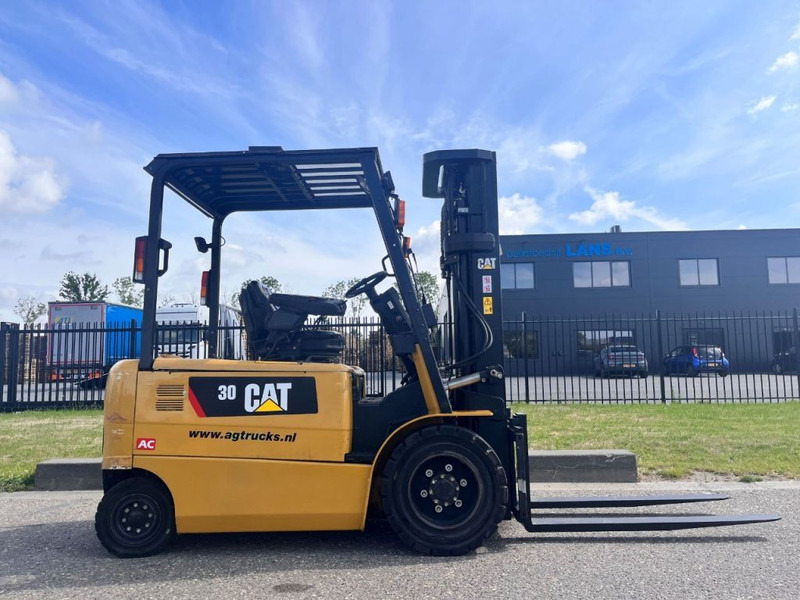 Caterpillar EP30K-PAC - Электропогрузчик: фото 1 Caterpillar EP30K-PAC - Электропогрузчик: фото 1