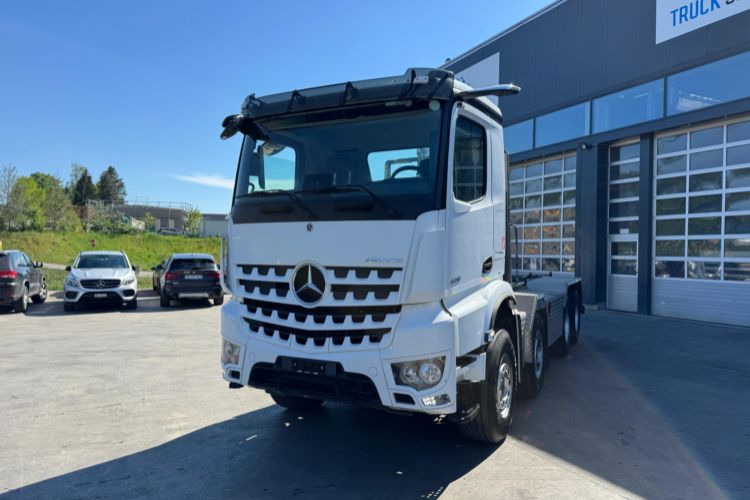 Mercedes-Benz Arocs 3251 8x4 - Крюковой мультилифт: фото 1 Mercedes-Benz Arocs 3251 8x4 - Крюковой мультилифт: фото 1