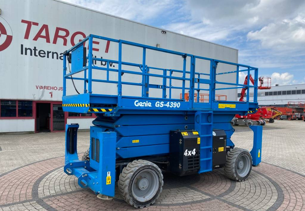 Ножничный подъемник Genie GS-4390 RT LPG 4x4 Scissor Work Lift 1511cm: фото 1