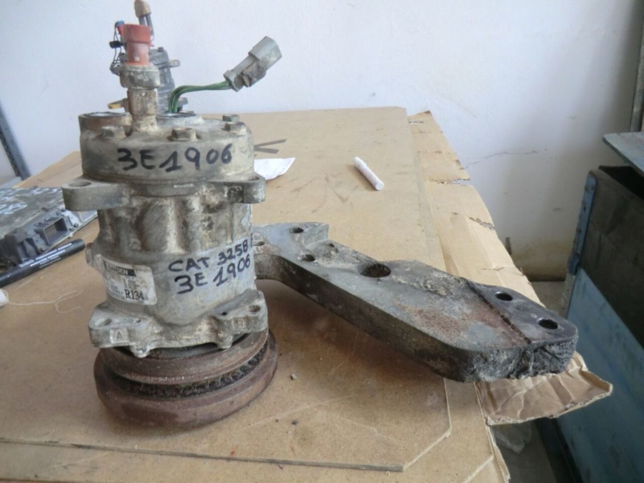 AIR CONDITIONING COMPRESSOR GP (3E1906) CATERPILLAR 325B LN 8FN00542 - Компрессор кондиционера для Экскаваторов: фото 1 AIR CONDITIONING COMPRESSOR GP (3E1906) CATERPILLAR 325B LN 8FN00542 - Компрессор кондиционера для Экскаваторов: фото 1