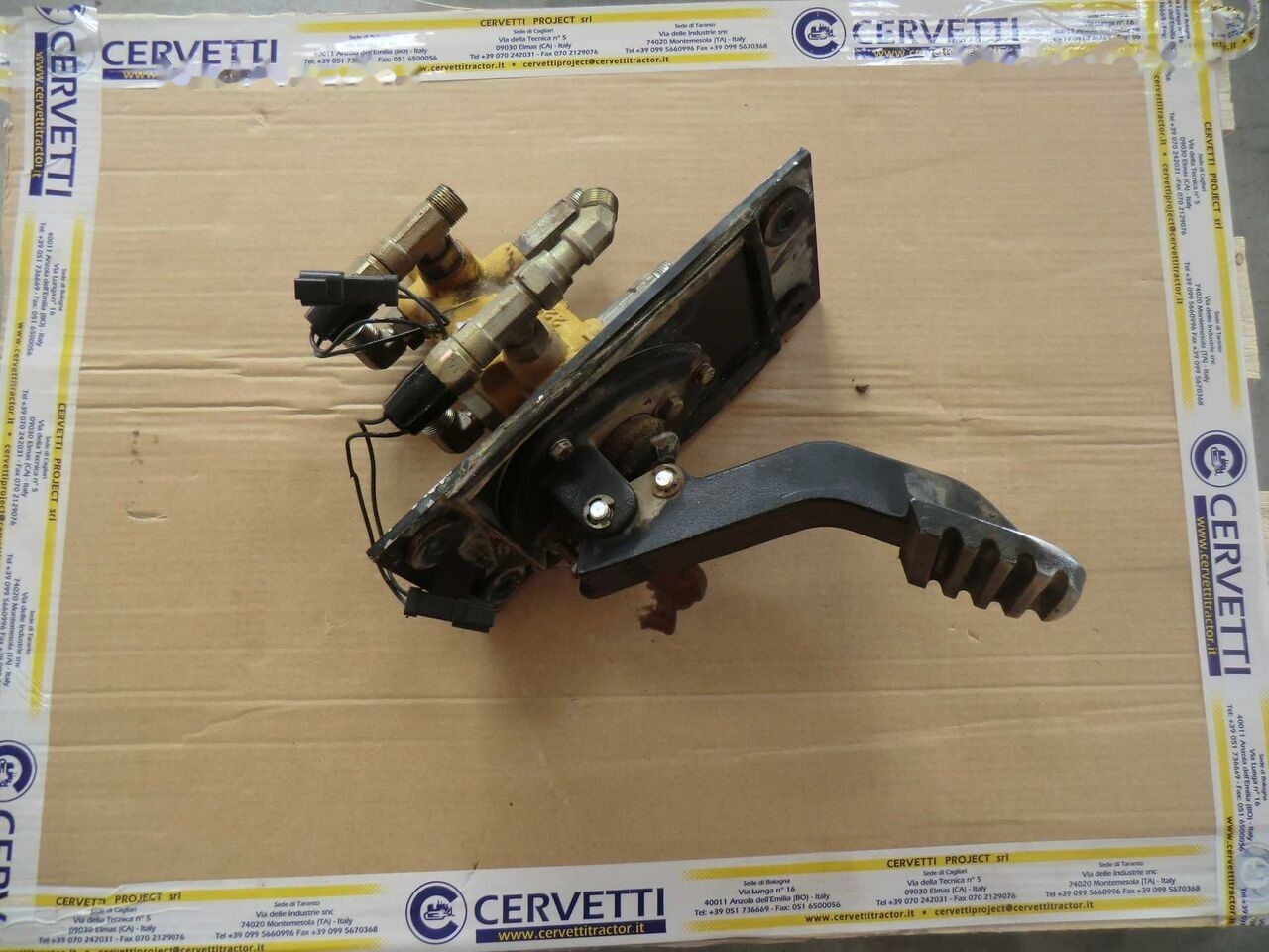 BRAKE CONTROL VALVE GP CATERPILLAR 735 AWR00399 articulated dump - Тормозной клапан для Сочленённых самосвалов: фото 1 BRAKE CONTROL VALVE GP CATERPILLAR 735 AWR00399 articulated dump - Тормозной клапан для Сочленённых самосвалов: фото 1
