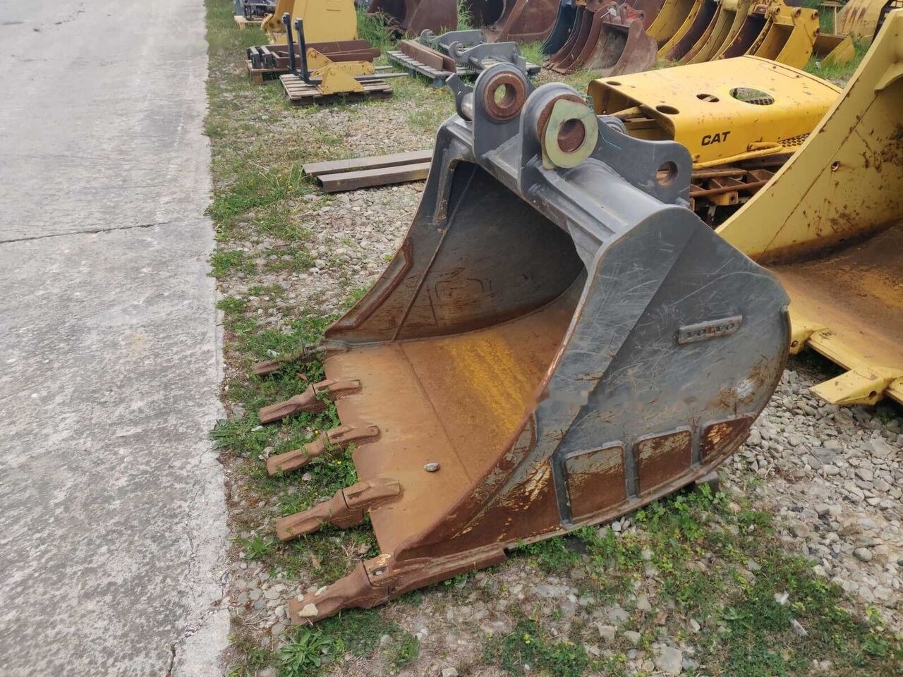 Volvo BUCKET WITH TEETH. QUICK COUPLER - Ковш для погрузчика: фото 1 Volvo BUCKET WITH TEETH. QUICK COUPLER - Ковш для погрузчика: фото 1