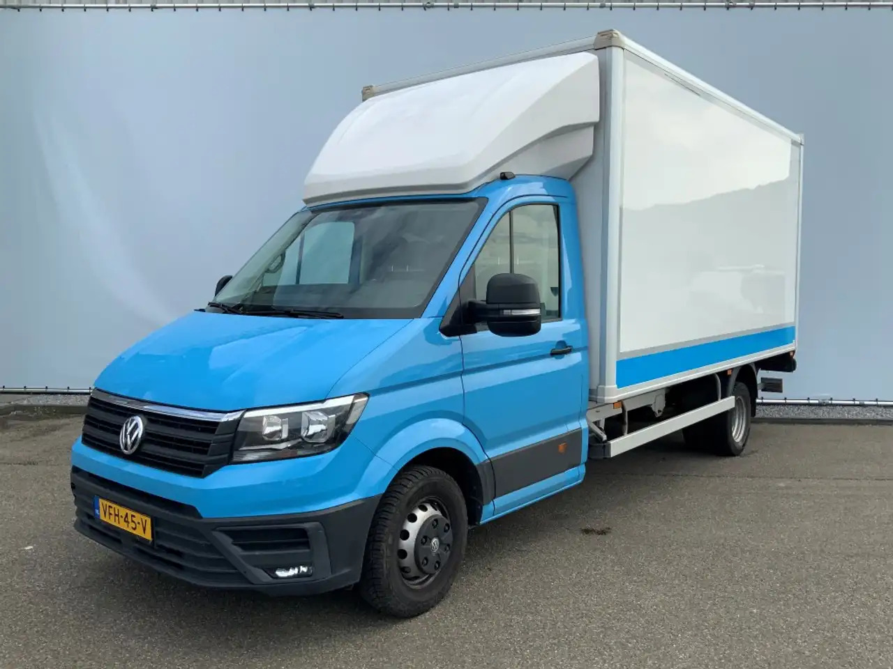 Volkswagen Crafter 35 2.0 TDI L4 Meubelbak & Lift Automaat Airco Crui - Фургон с закрытым кузовом: фото 1 Volkswagen Crafter 35 2.0 TDI L4 Meubelbak & Lift Automaat Airco Crui - Фургон с закрытым кузовом: фото 1
