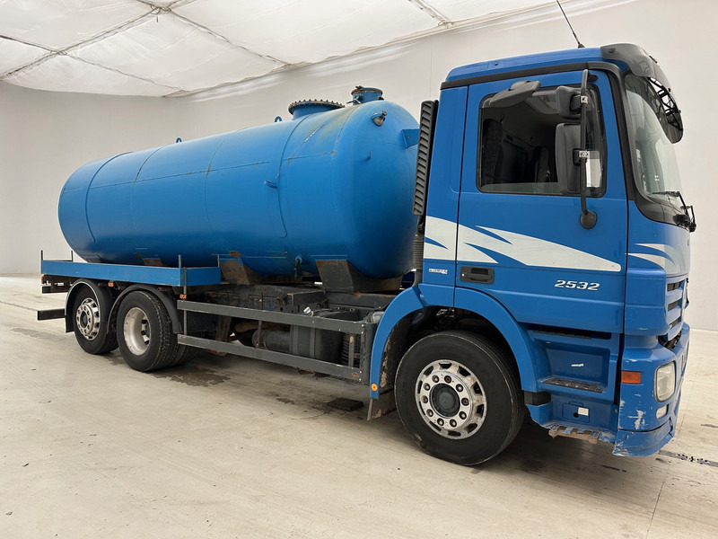 Mercedes-Benz Actros 2532 - 6x2 - Грузовик-цистерна: фото 3 Mercedes-Benz Actros 2532 - 6x2 - Грузовик-цистерна: фото 3